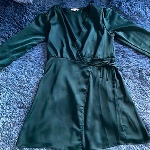 Short emerald green